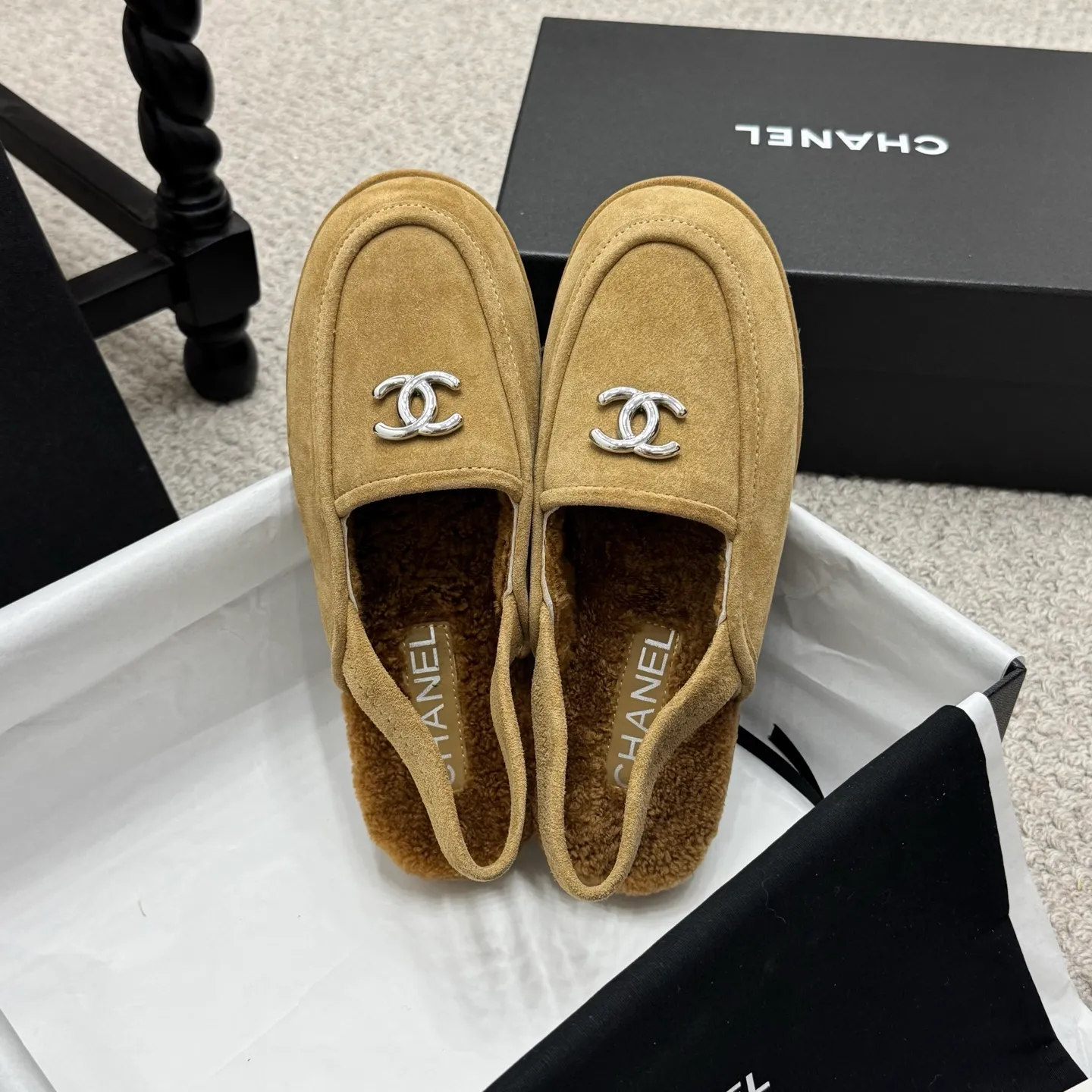 👟👟Ex-factory price 600👟👟 Classic model 🇨🇳ChaneL 25K Teddy fur loafers Simple and high-end design, super versatile! Double C logo embellishment! Imported suede has the texture of natural animal leather visible to the naked eye! The top version is stress-free when entering and exiting the cabinet. It has a bookish texture on the feet and feels great on the feet. Versatile item. ✅Upper: Customized imported suede. ✅Inner lining: imported lamb wool. ✅Outsole: imported genuine leather. ✅Size: 35-40. ✅Comes with a full set of packaging.